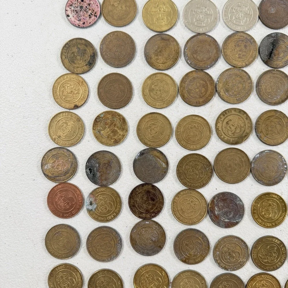 159 VINTAGE CHUCK E CHEESE TOKENS LOT 1980S-1990S‎ ARCADE TOKEN COLLECTION